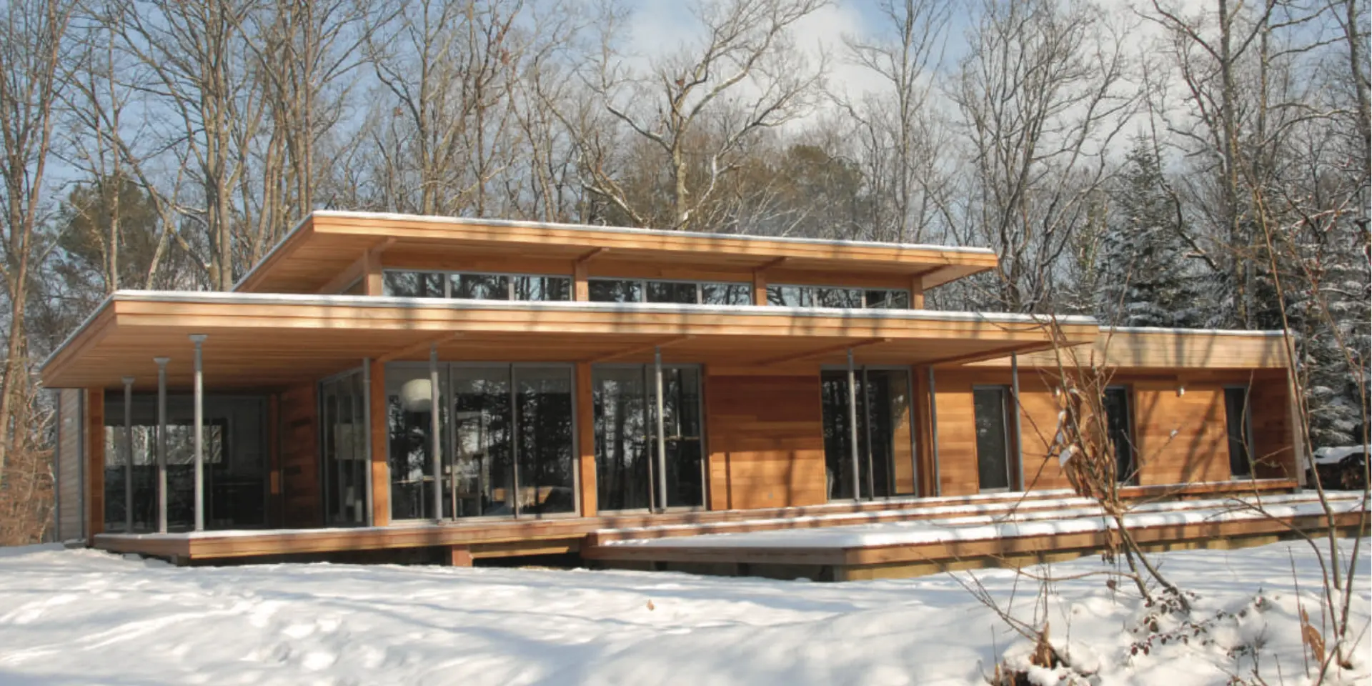 Façade de la maison dans les bois sous la neige