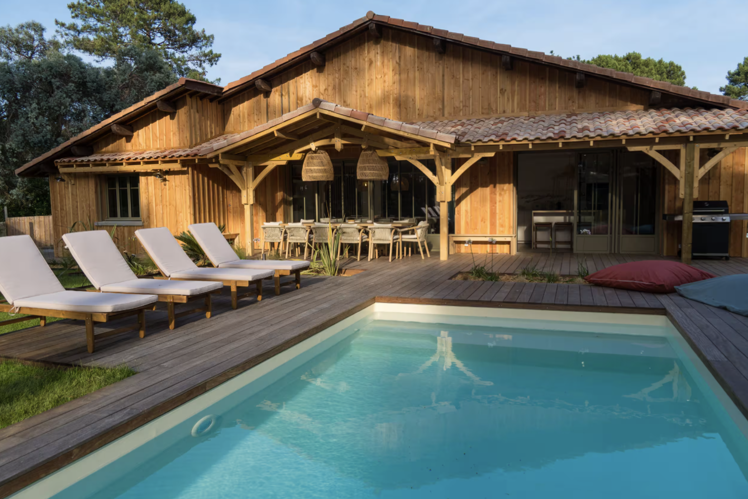 Terrasse couverte et piscine de la villa au Cap-Ferret