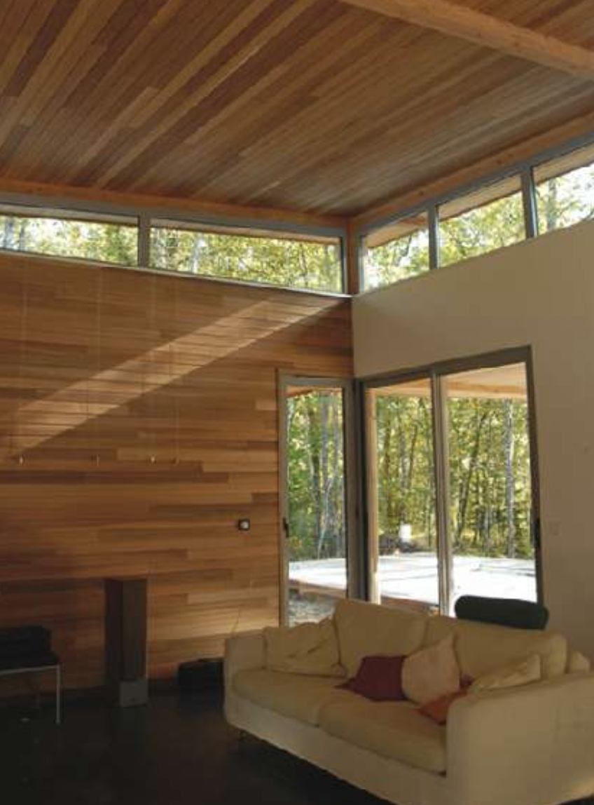 Séjour de la maison, murs et plafond en bois