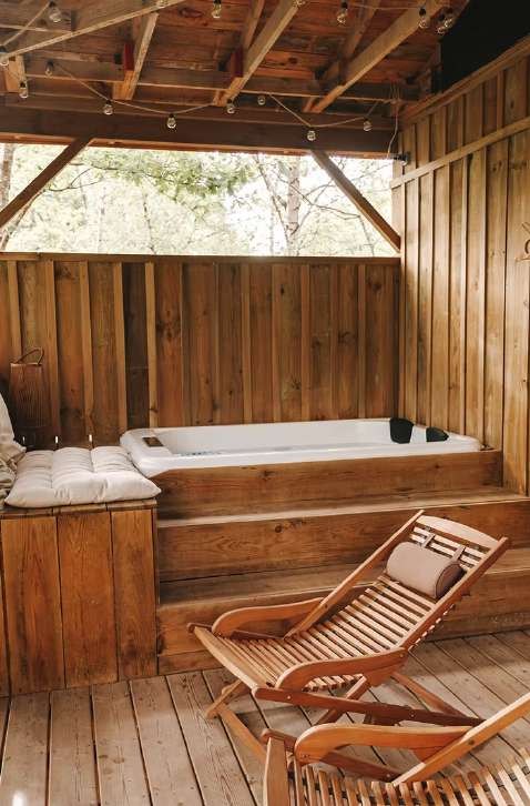 Terrasse et jacuzzi de la chambre d’hôte